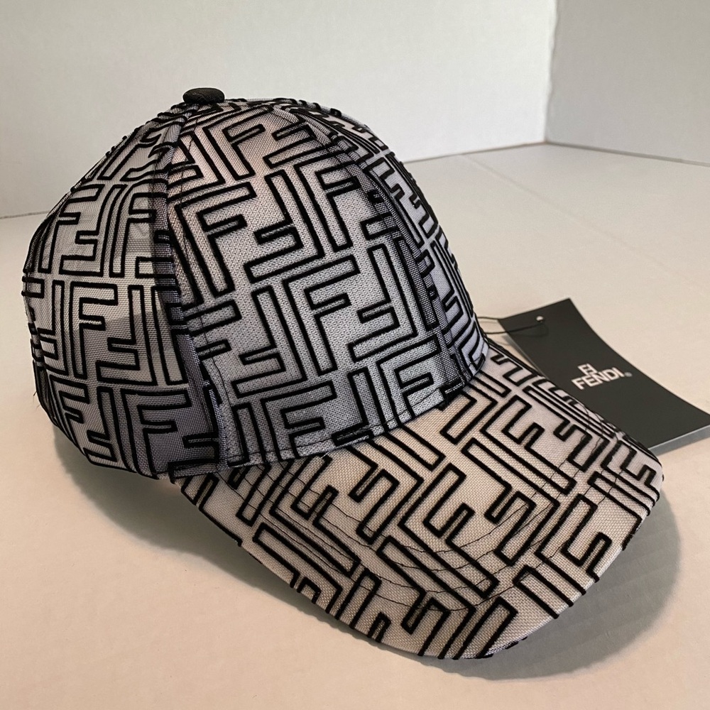 Absolutely gorgeous Baseball Cap ✨🖤🤍